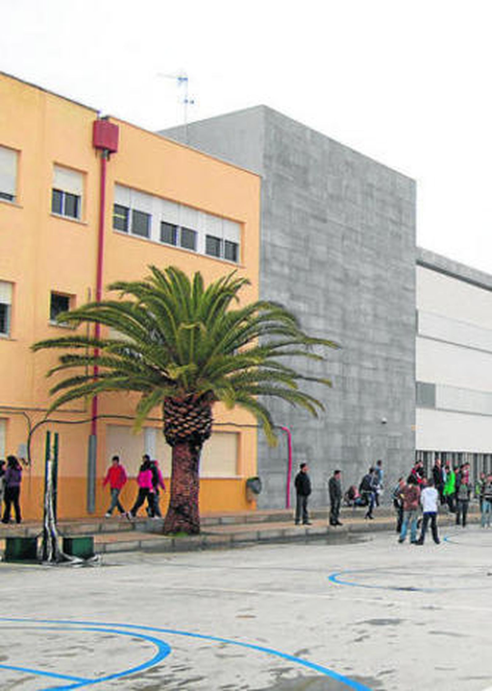 Estudiantes del 'Picasso' en el patio del centro educativo.