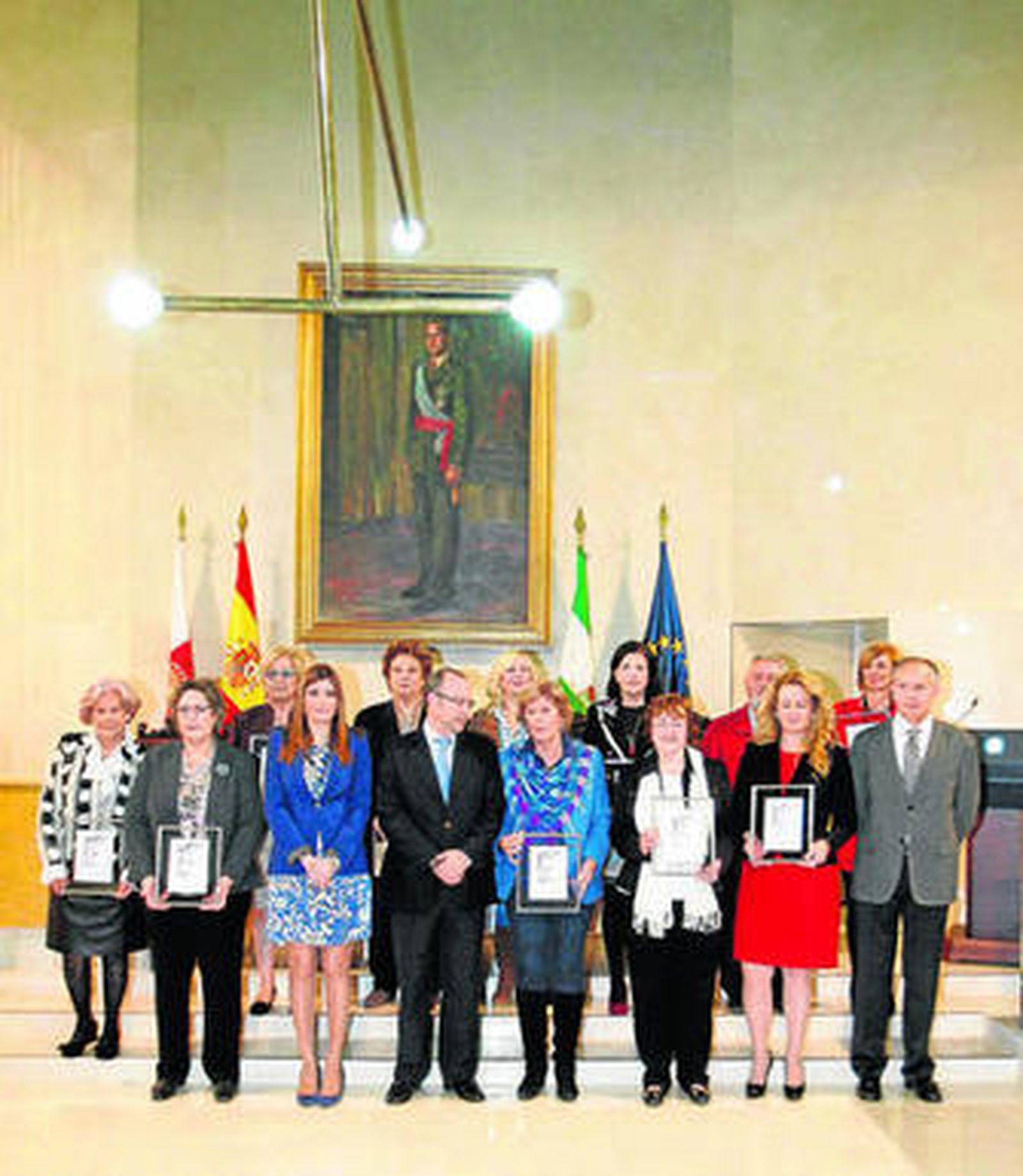 El alcalde, la edil de Políticas de Igualdad y el juez decano junto a las once mujeres homenajeadas.