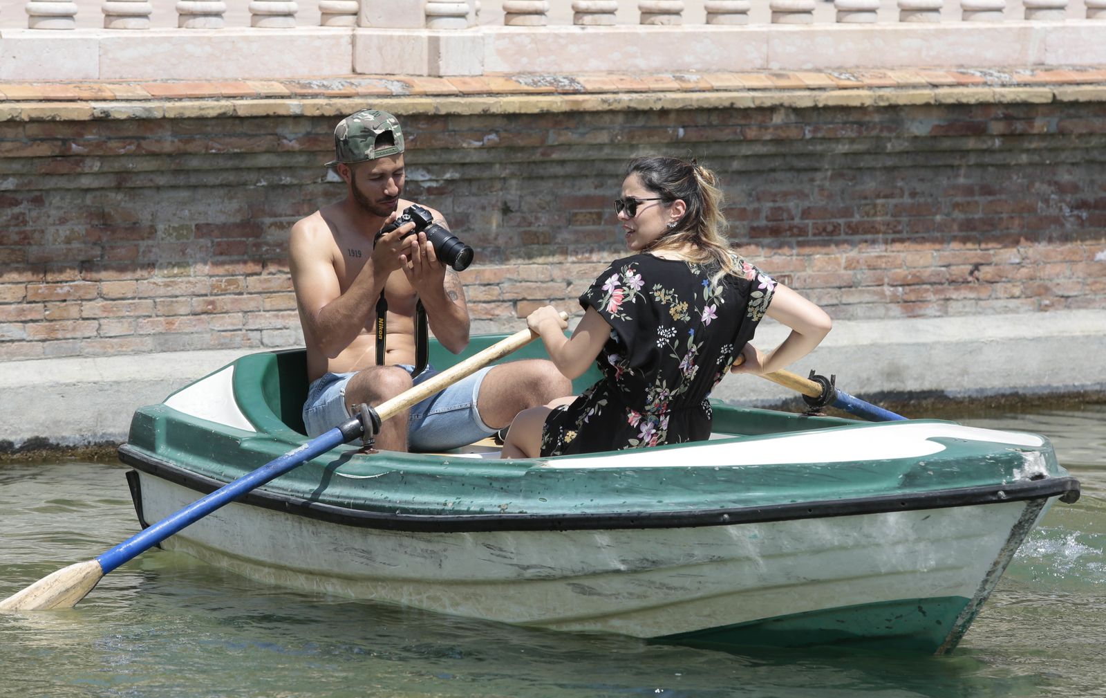 Dos turistas en las barcas de la Plaza de España