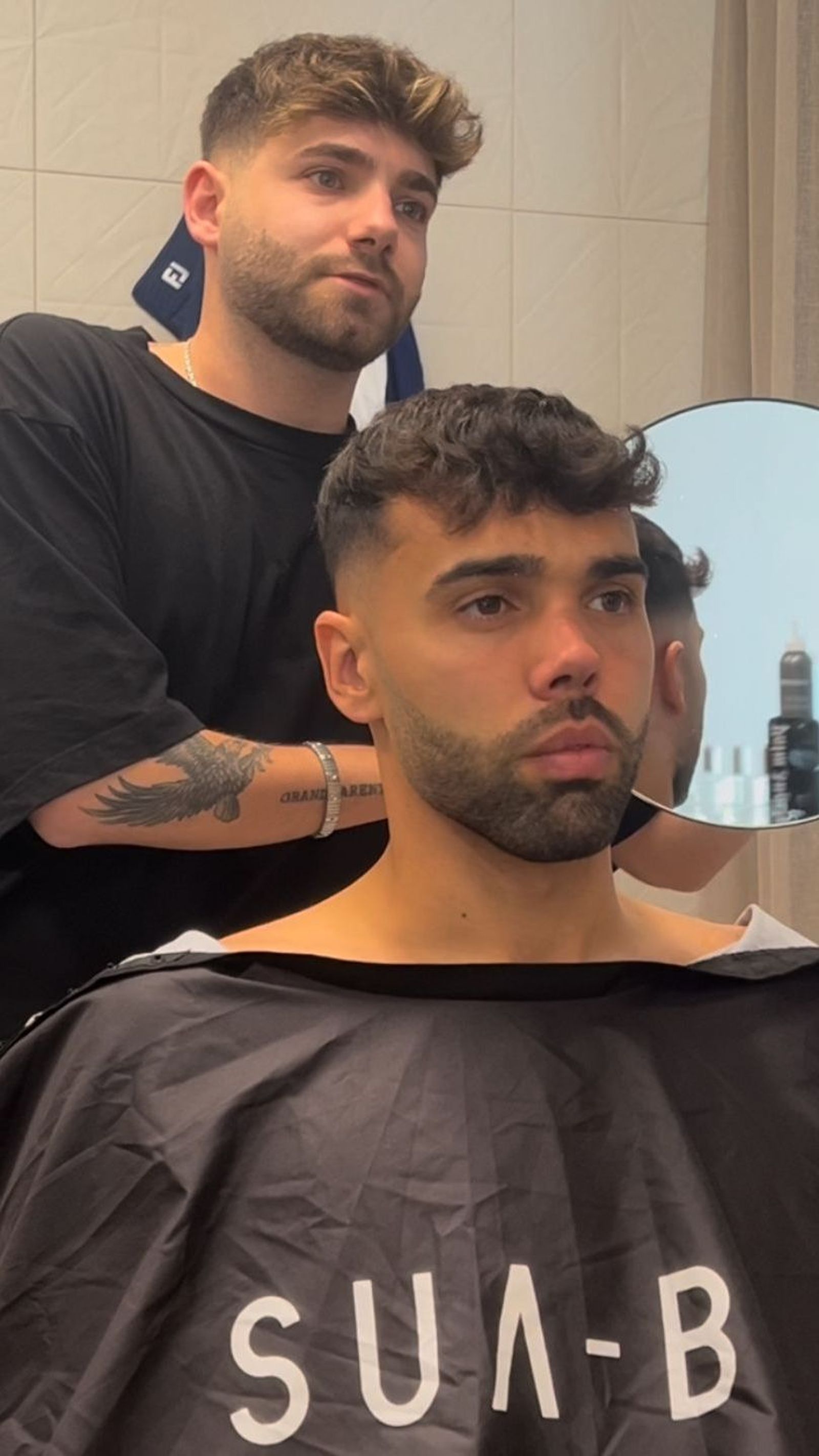 Javi López pela a David Raya.