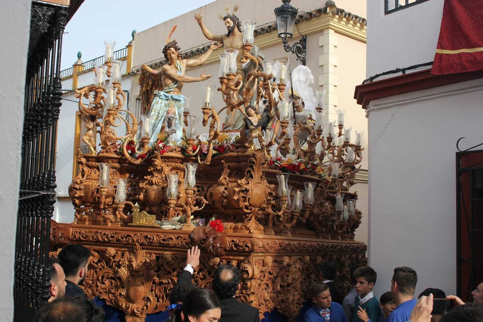 El paso del Señor Resucitado en su procesión del Domingo de Resurrección