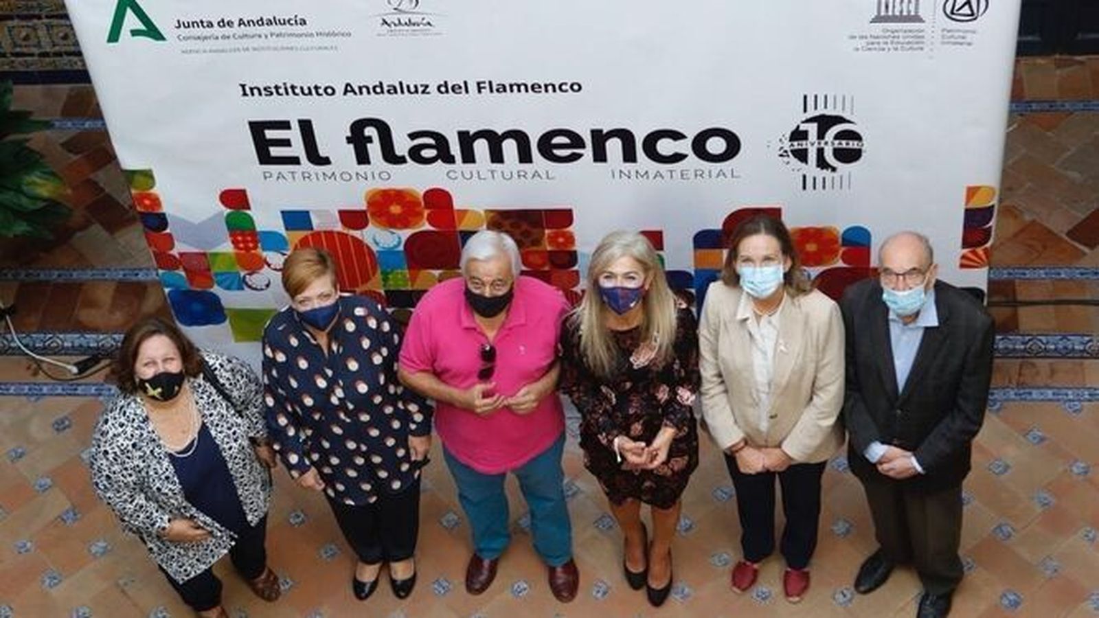 La consejera de Cultura y su consejo asesor en la presentación del programa Flamenco10.