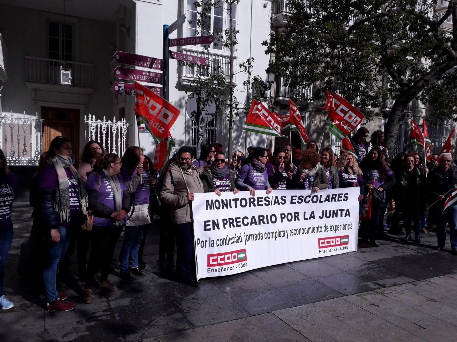 Las manifestantes ayer ante la Delegación Territorial de Educación.