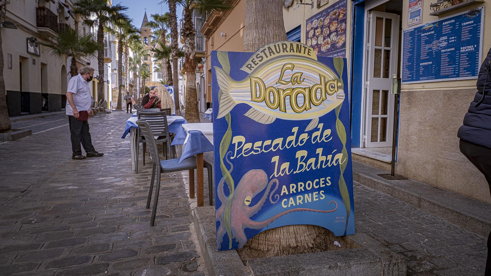 Una de las terrazas de la calle de La Palma, ayer a la hora de la comida.