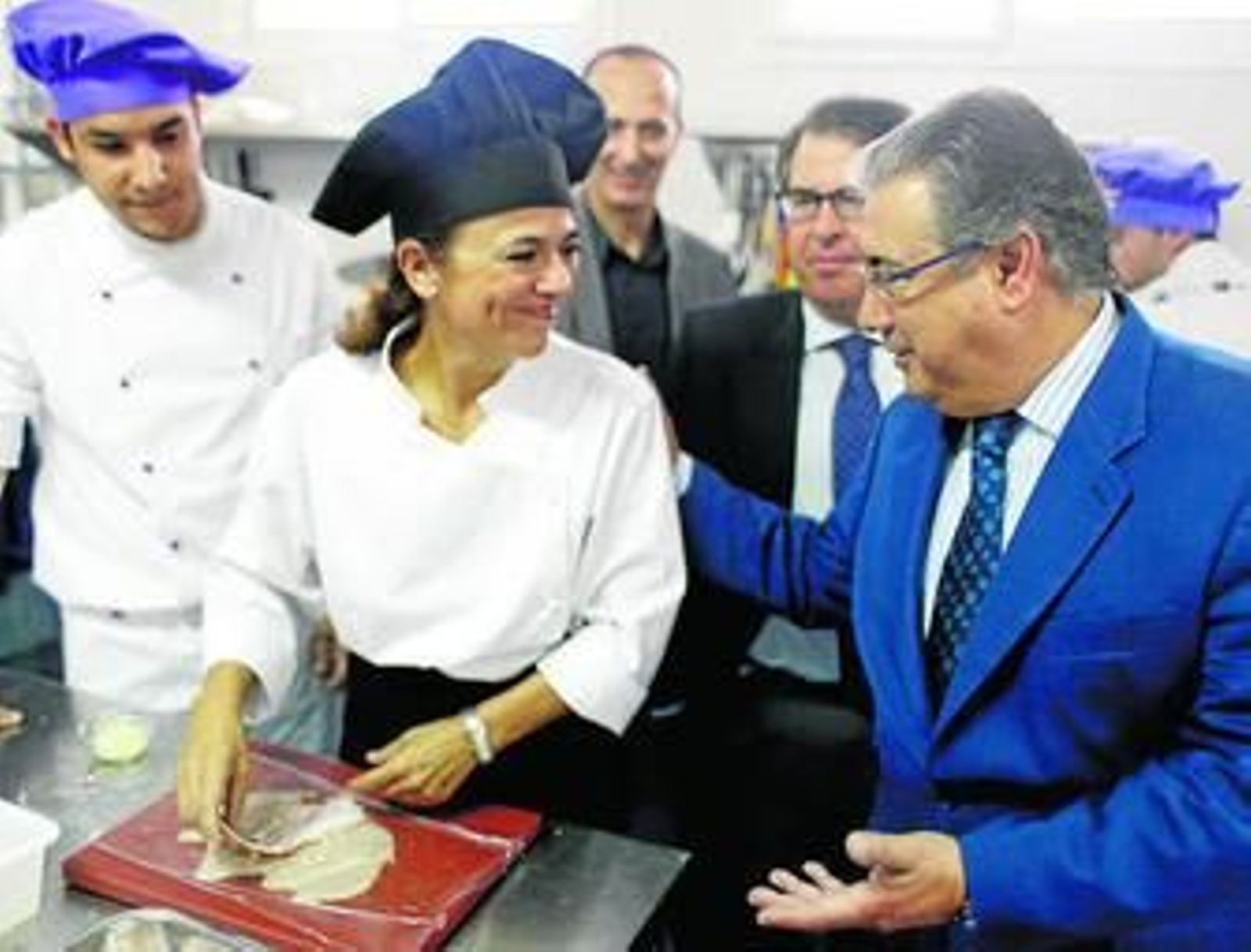 Juan Ignacio Zoido durante su visita al taller escuela de hostelería en el barrio de Torreblanca.