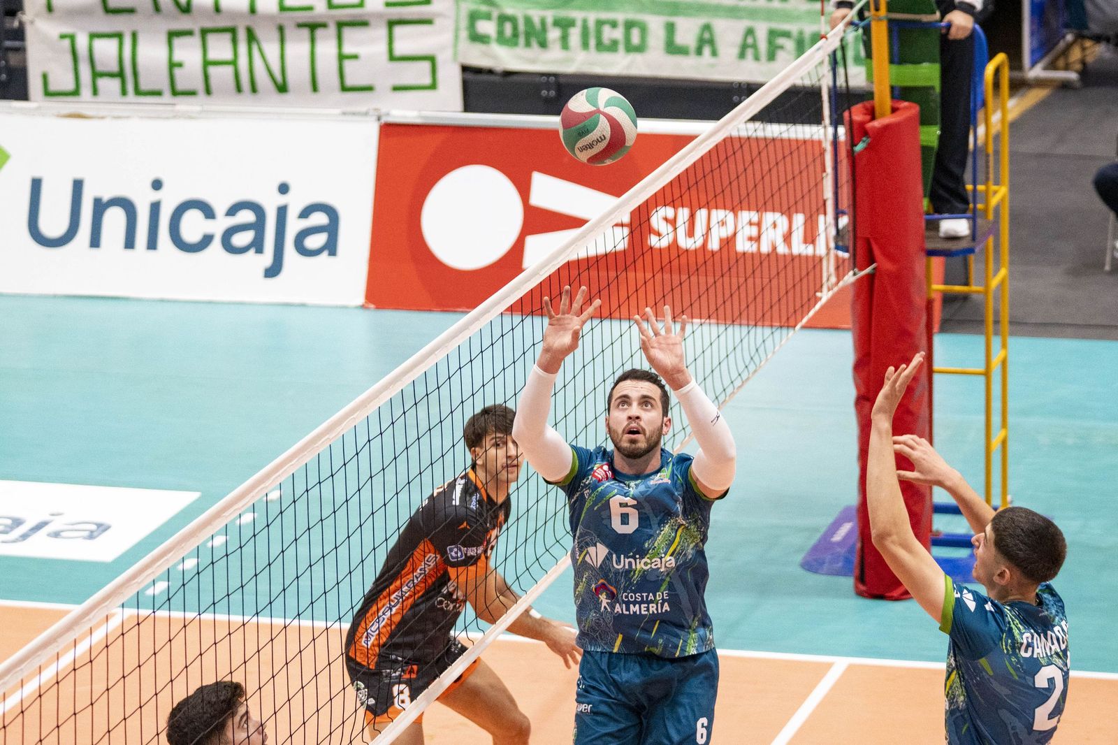 Las imágenes del partido entre Unicaja Costa de Almería y Pamesa Teruel de Superliga de voleibol