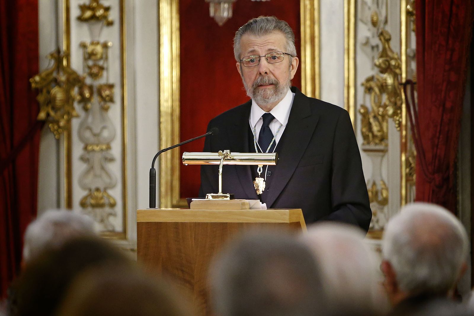 El pintor Hernán Cortés, en la presentación del nuevo académico.