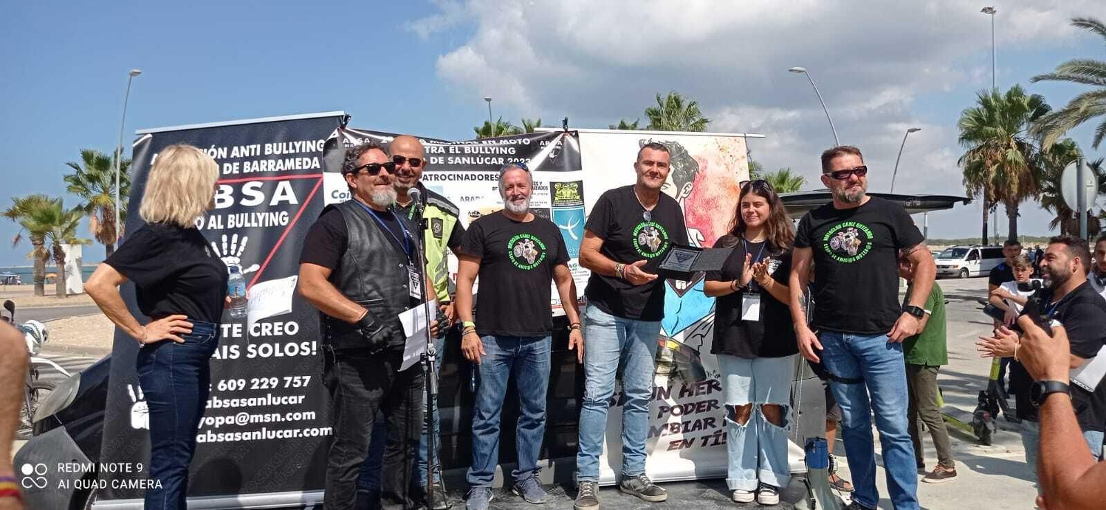 Miembros del Moto Club portuense junto a integrantes de la Asociación Anti Bullying de Sanlúcar .