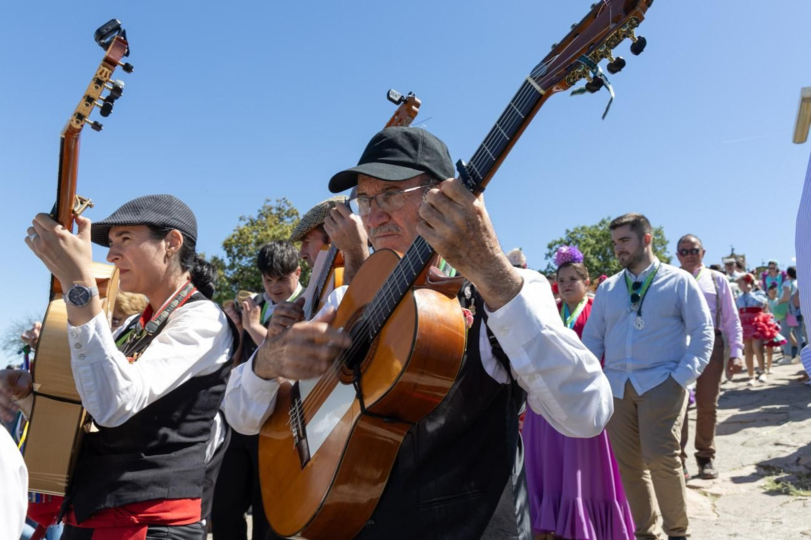 Miles de romeros acuden al encuentro de la Virgen de la Cabeza en su romería