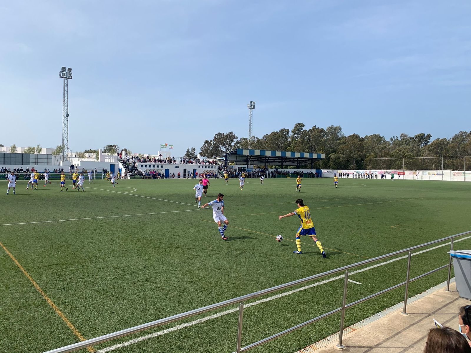Lebrón encara a un defensor arcense durante el derbi provincial del Pérez Ureba.