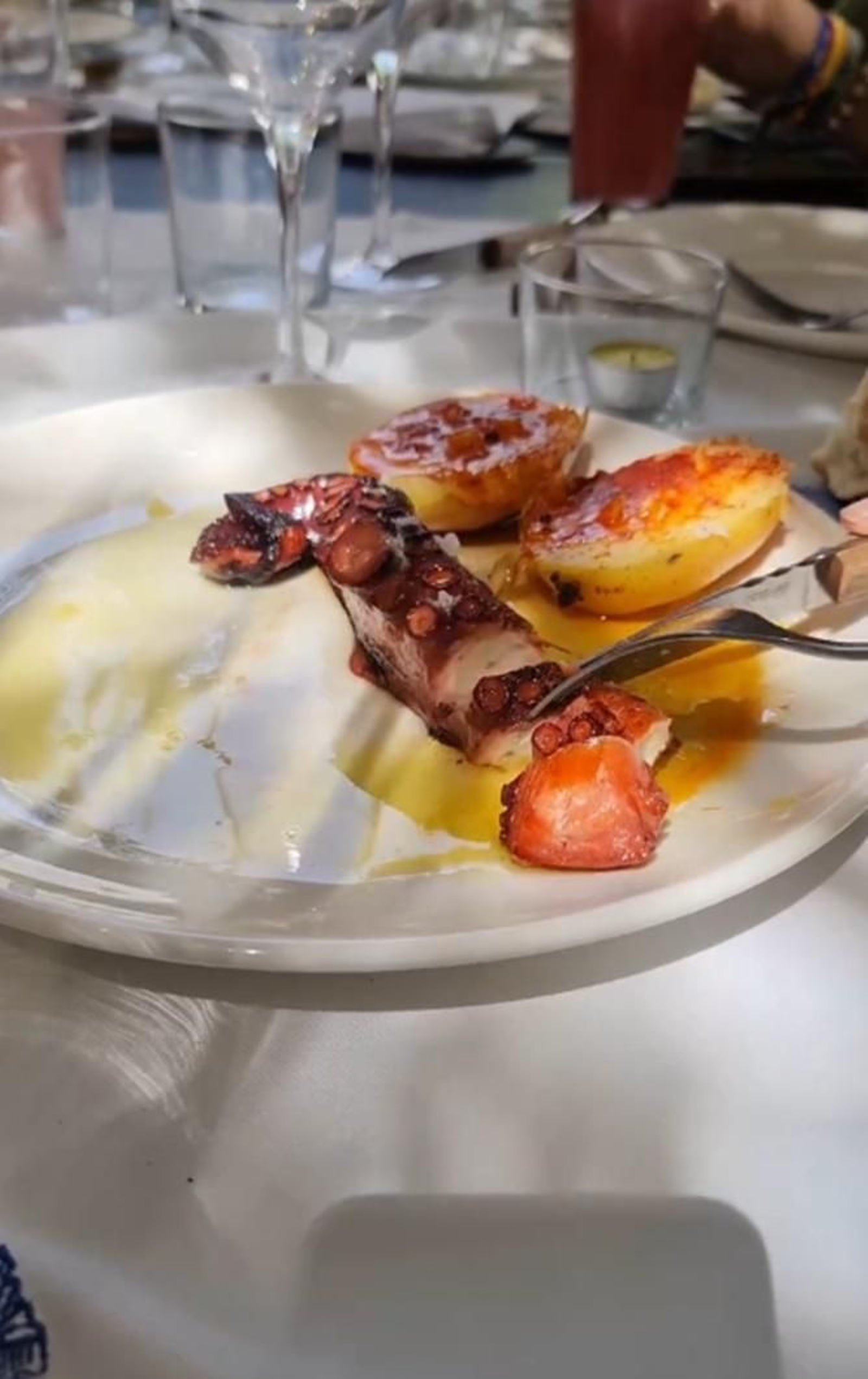 Una pata de pulpo regada en aceite de oliva virgen extra: el plato que Nuria Fergó probó en Baeza.