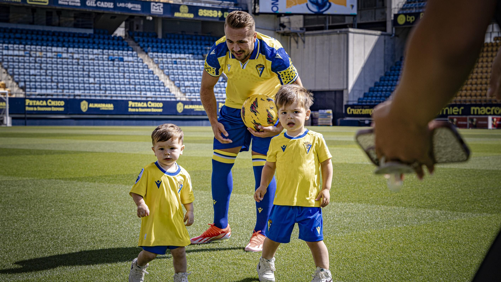 Las inusuales imágenes de la presentación de Ontiveros como nuevo jugador del Cádiz CF