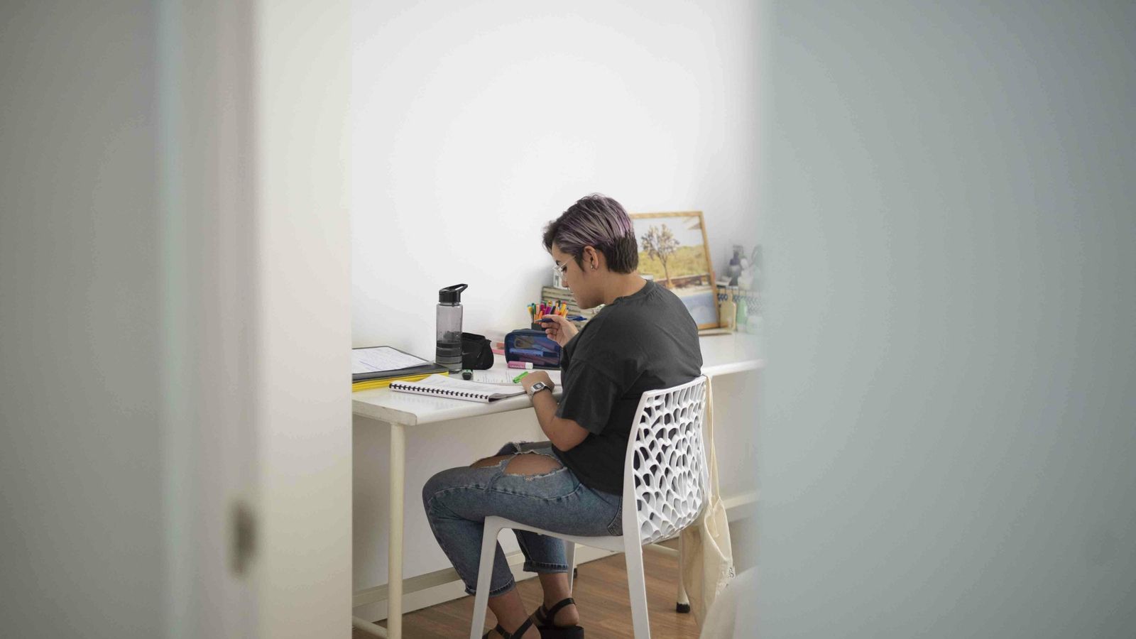 Una alumna de Cine y Cultura prepara sus exámenes. Una alumna de Cine y Cultura prepara sus exámenes.