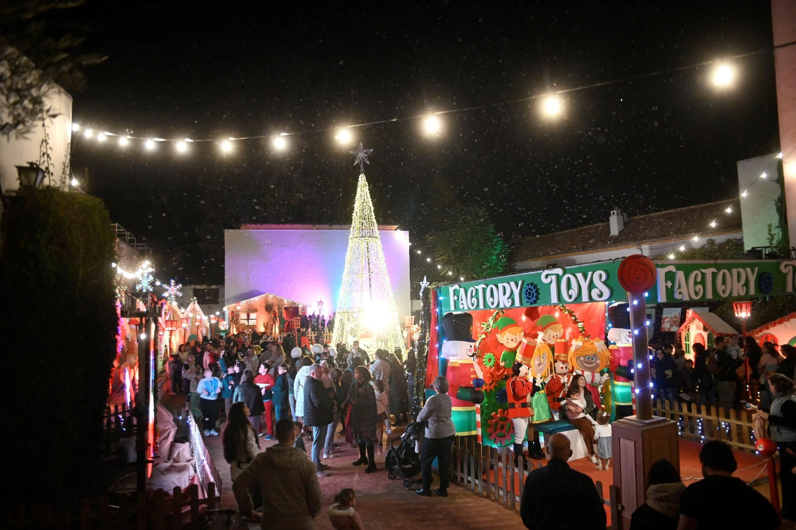 El poblado navideño del cine Fuenseca de Córdoba, en imágenes