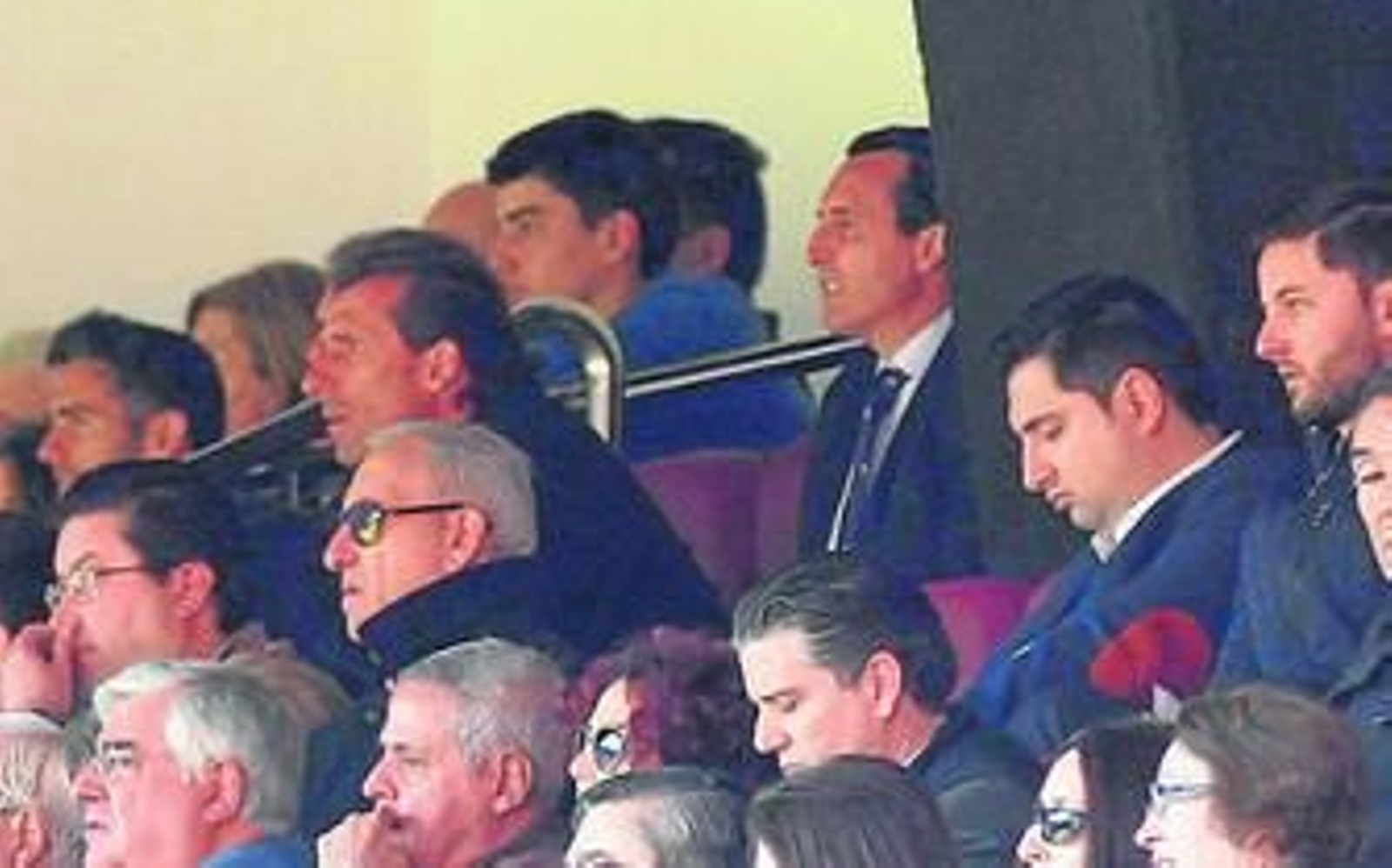 Unay Emery presencia el partido en el antepalco justo detrás del secretario técnico Óscar Arias.