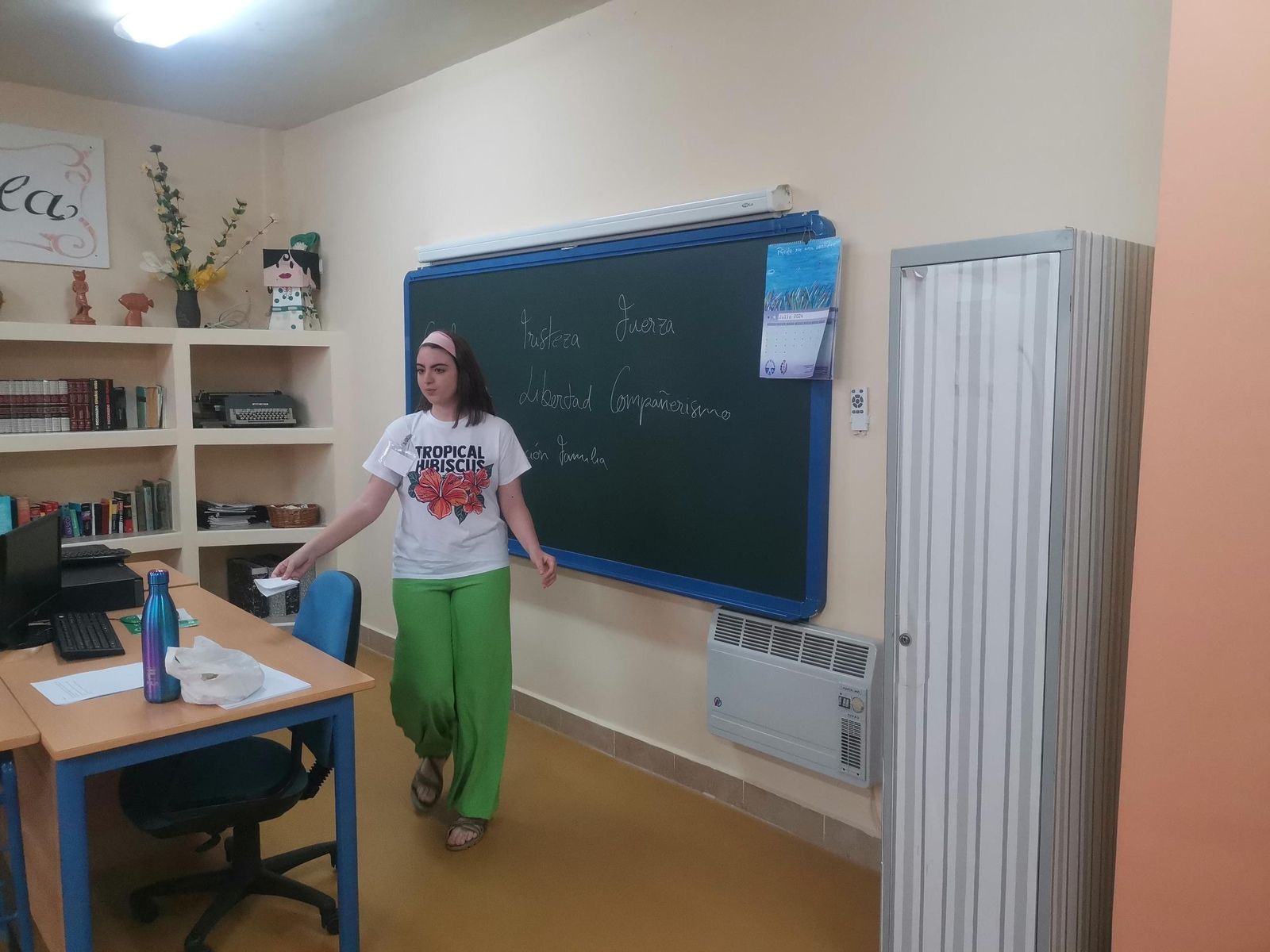 La joven escritora Laura desarrolla su taller en el módulo de mujeres.