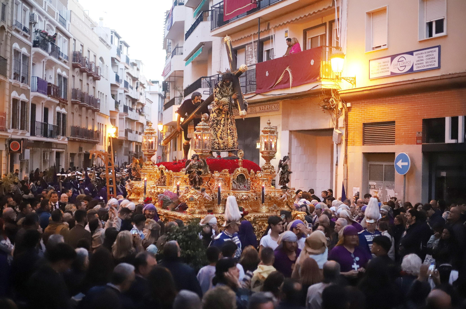La Hermandad El Nazareno en la madrugá de la Semana Santa de Huelva 2023, en imágenes