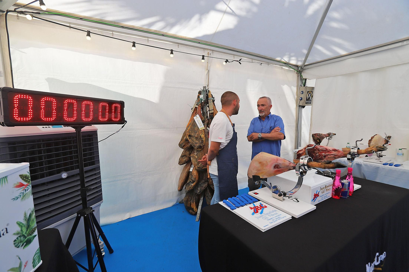 Imágenes del inicio del intento de conseguir el récord Guinnes de cortar jamón en Huelva