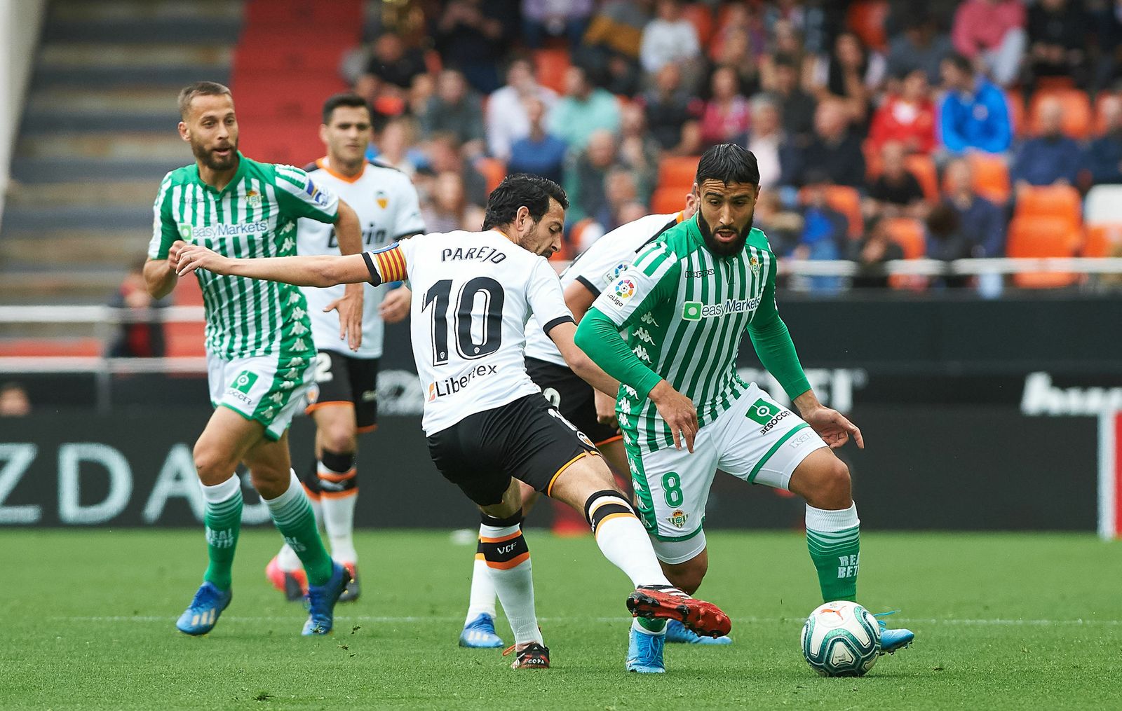 Fekir controla el balón ante Parejo.
