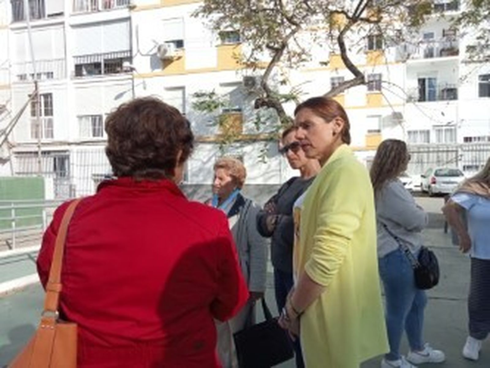 La candidata de El Puerto 100x100, Montse Pecho, durante su visita a Barrio Obrero.