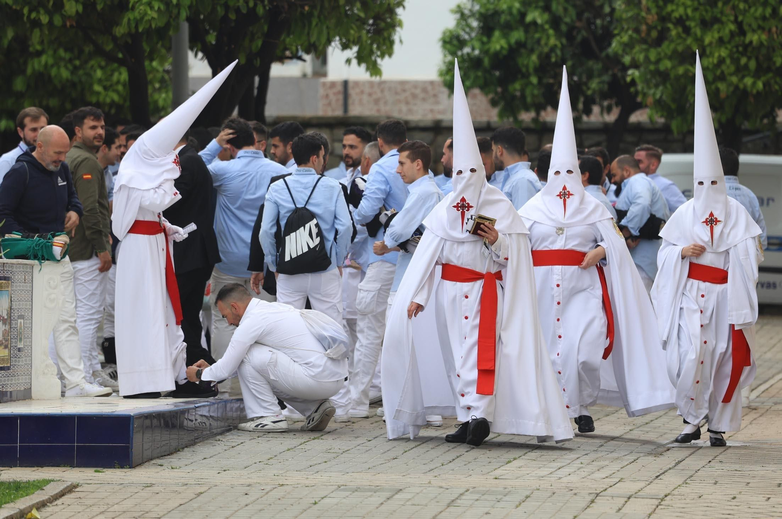 Las mejores imágenes del Lunes Santo en Huelva: Hermandad de las Tres Caídas