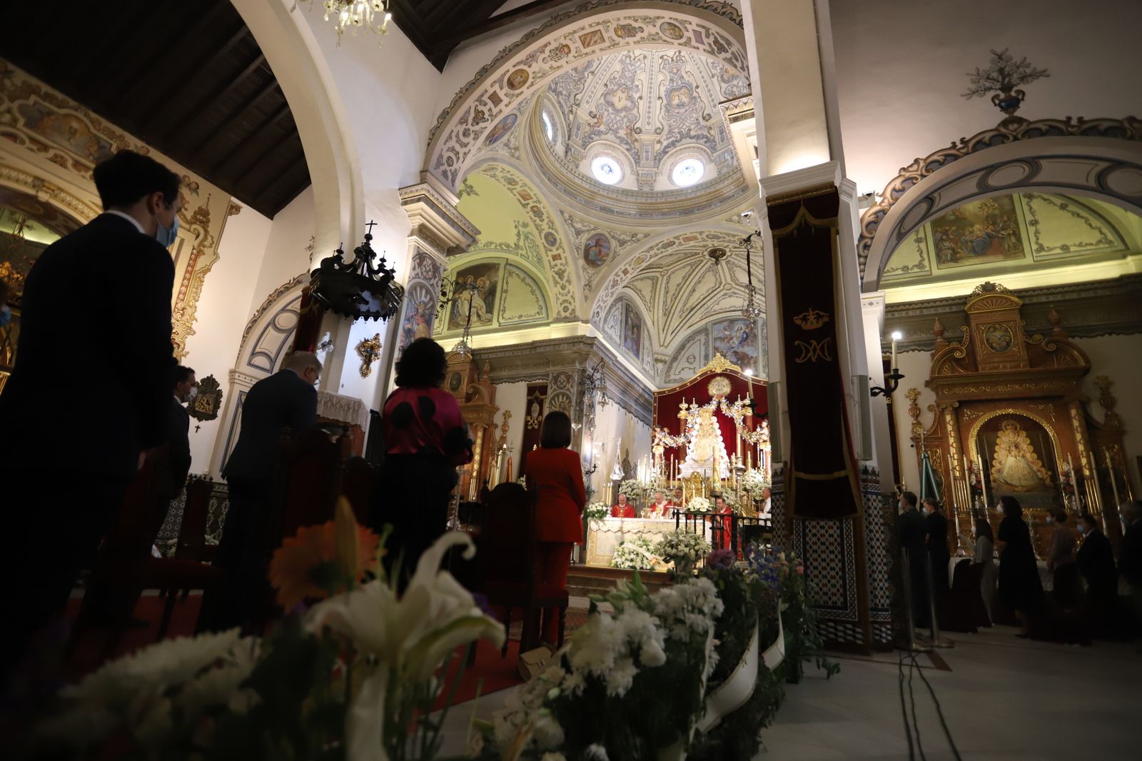Imágenes de la misa de Pentecostés atípica y a puerta cerrada por el coronavirus, en la parroquia de la Asunción de Almonte