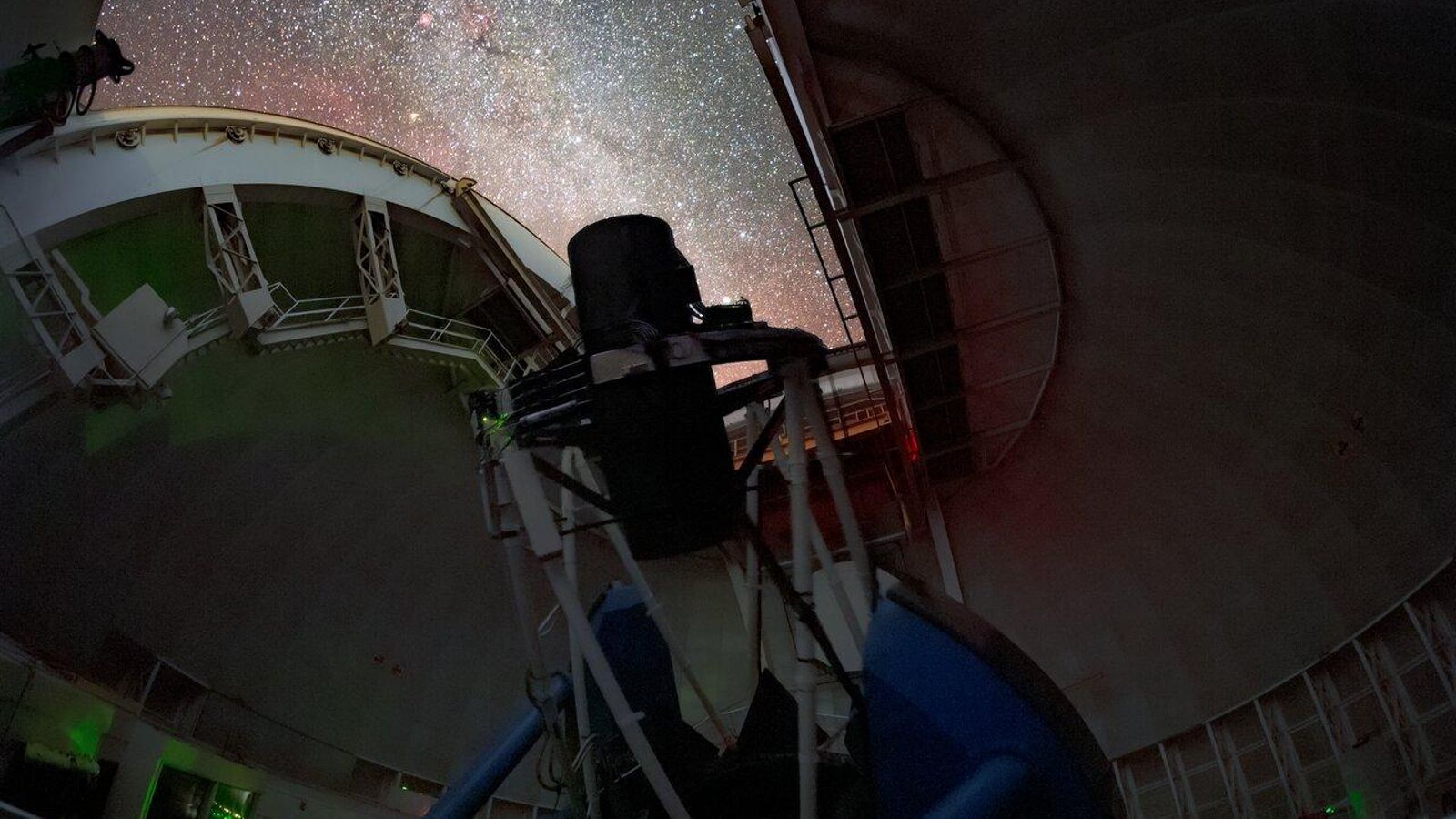 El Instrumento DESI toma imágenes del cielo nocturno en 2022. El Instrumento DESI toma imágenes del cielo nocturno en 2022.