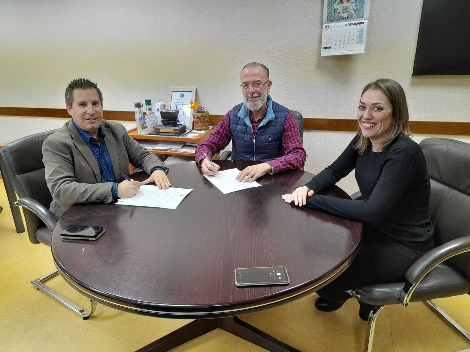 Firma del convenio entre el Ayuntamiento de Peñarroya y Futuro Singular.