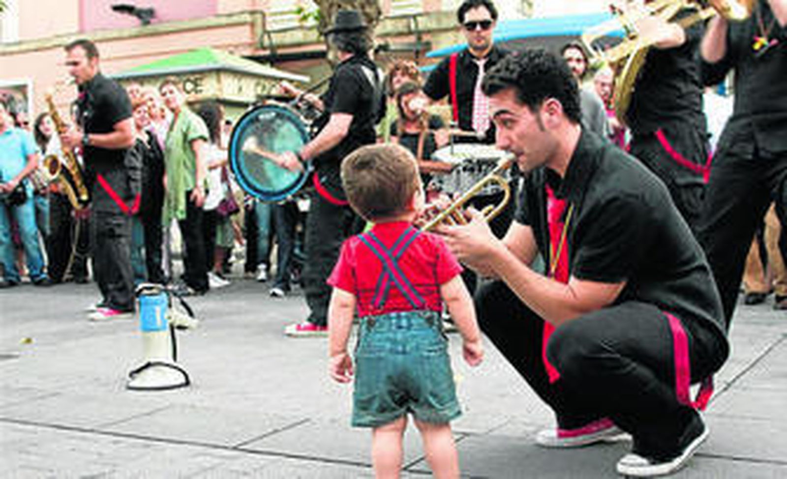 1. La Feria Internacional del Títere se celebrará en todos los distritos. 2. La Banda de la María cumple 15 años y, por ello, organizará varios espectáculos en distintos barrios. 3. Espectáculo del Mes de Danza en el Patio de Banderas, que este año llegará a Los Remedios. 4. También se convocará un certamen de Pintura Rápida.