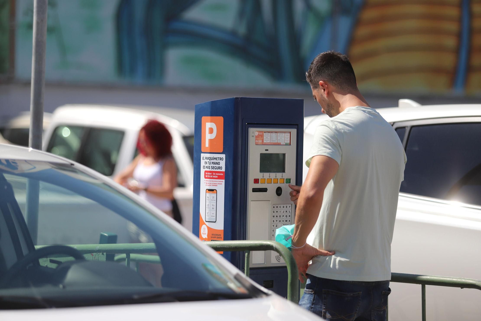 Un joven paga su estacionamiento en uno de los puntos de la zona ORA actualmente vigente en la capital.