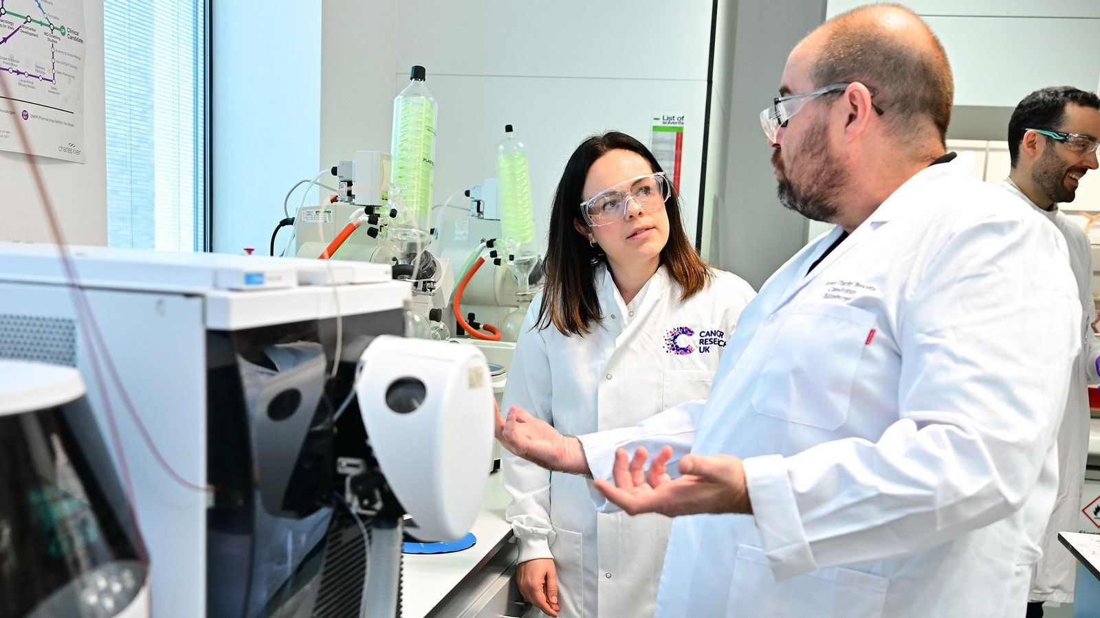 Asier Unciti-Broceta junto a Kate Forbes, Viceprimera ministra de Escocia, en el laboratorio del Edinburgh Cancer Research Centre.