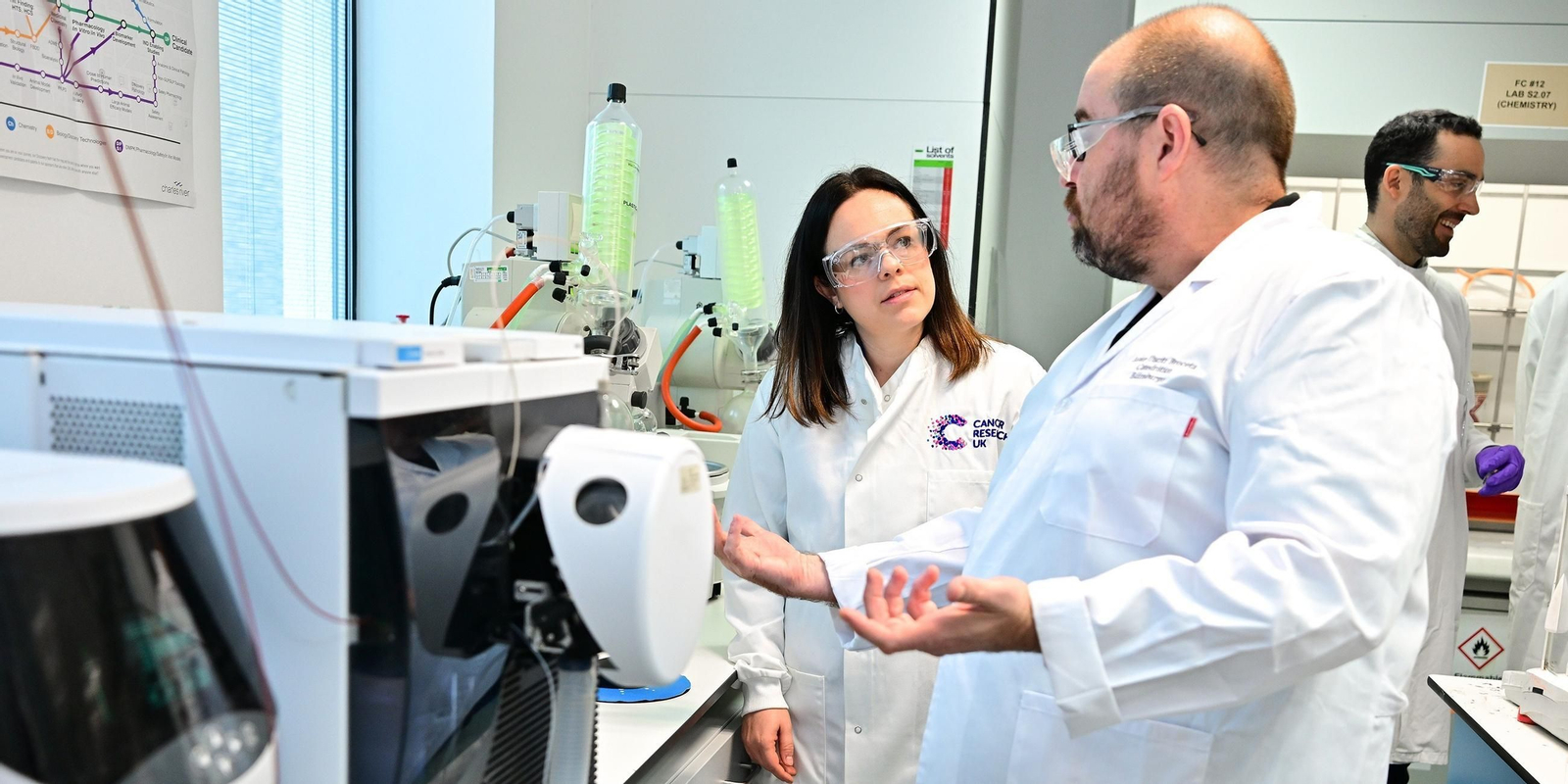 Asier Unciti-Broceta junto a Kate Forbes, viceprimera ministra de Escocia, en el laboratorio del Edinburgh Cancer Research Centre.