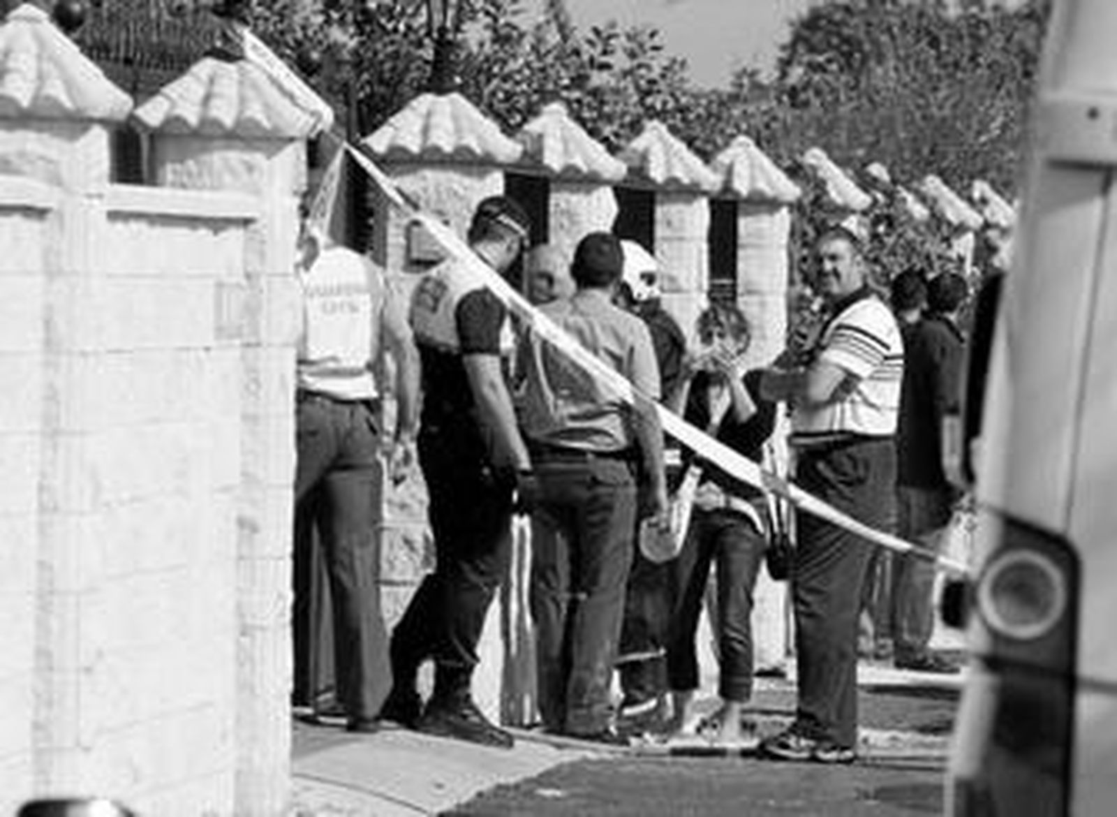 Policías locales, guardia civiles y bomberos asisten a familiares de los dos fallecidos.