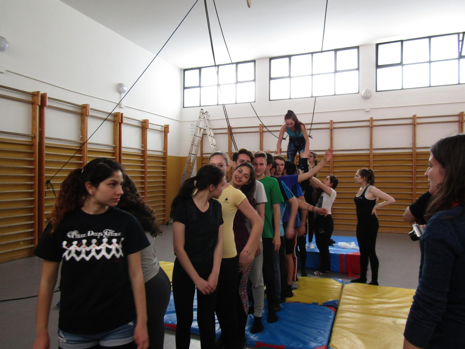 Alumnos del Álvar Núñez ensayando una performance que forma parte del proyecto.