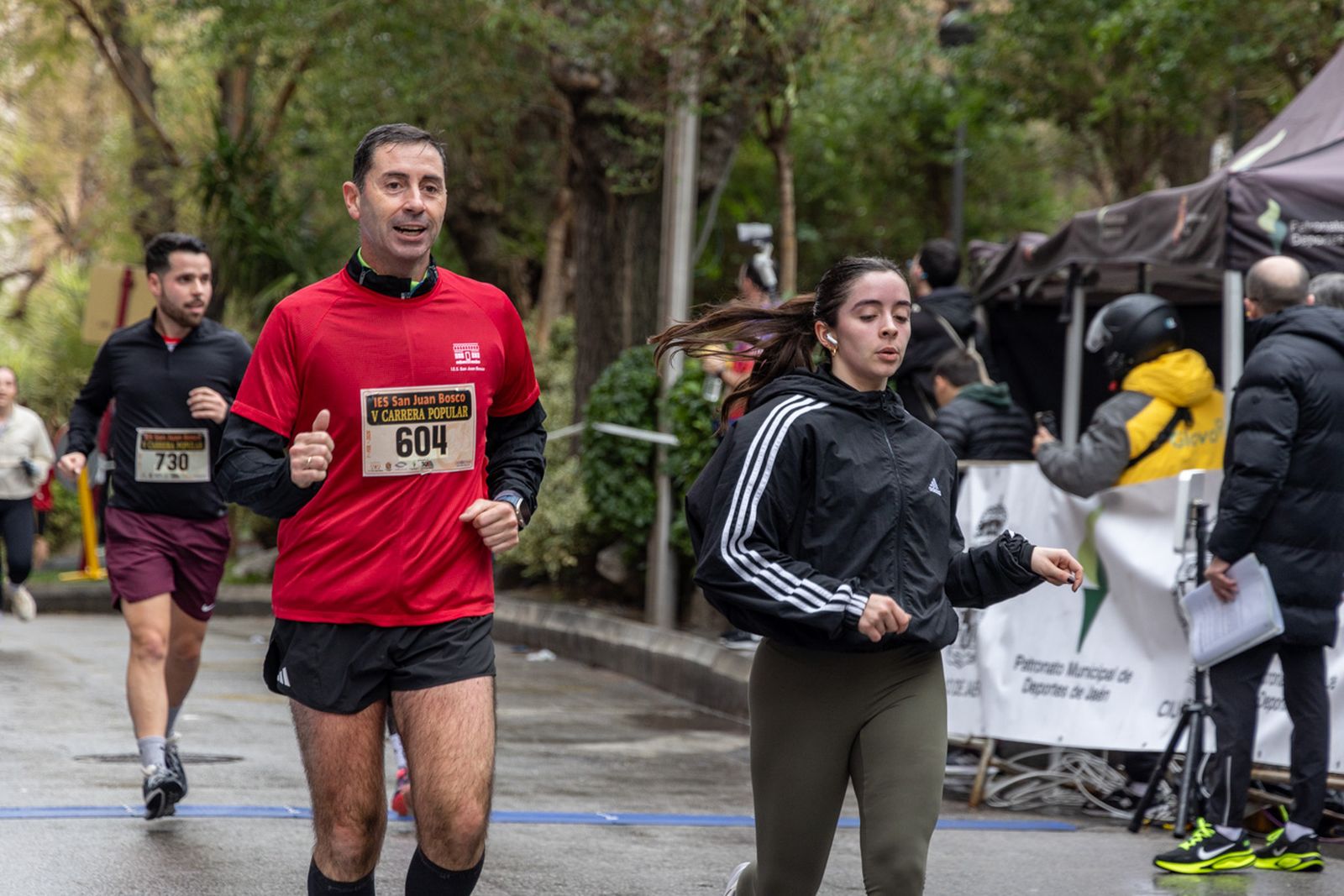 En imágenes: la lluvia no frena a más de un millar de corredores en la V Carrera Popular del IES San Juan Bosco (2)