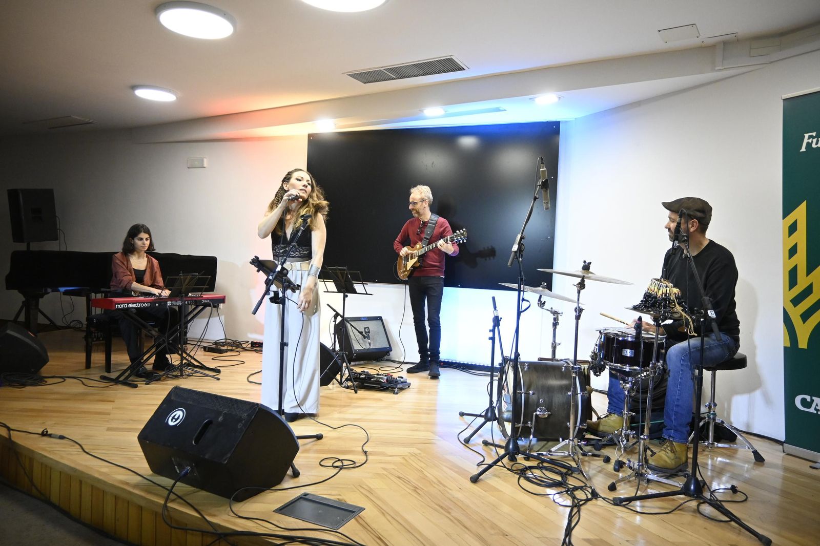 Actuación de Antonia Ferrá dentro del ciclo 'Música y otros ritmos' en imágenes