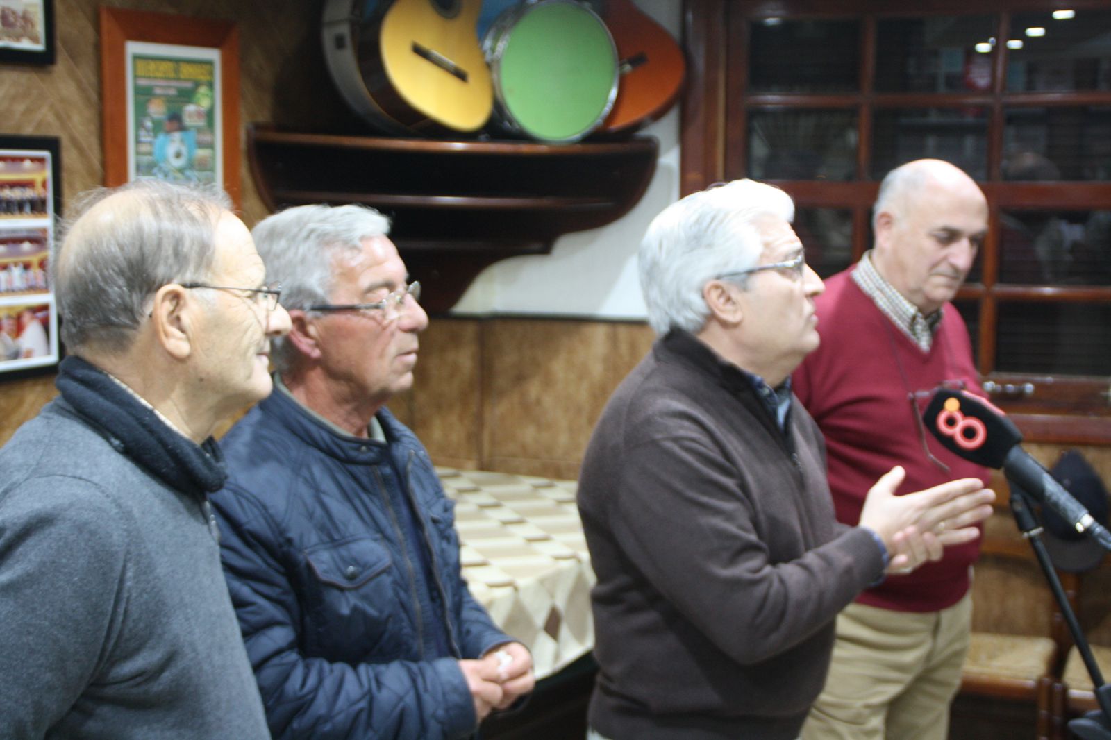 El presidente de la peña, José Ruiz, con socios de la entidad.