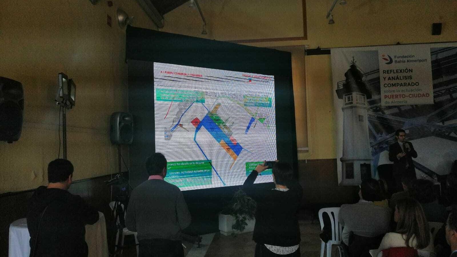 Uno de los planos de distribución de espacios con la idea del acceso elevado