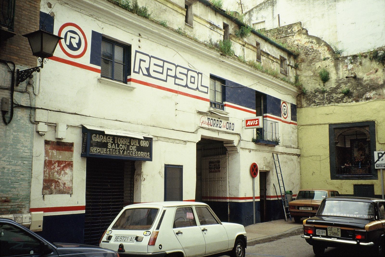Algunos de los edificios adosados a la muralla que permanecían en pie en los años ochenta y que llegaban hasta el Postigo del Carbón.