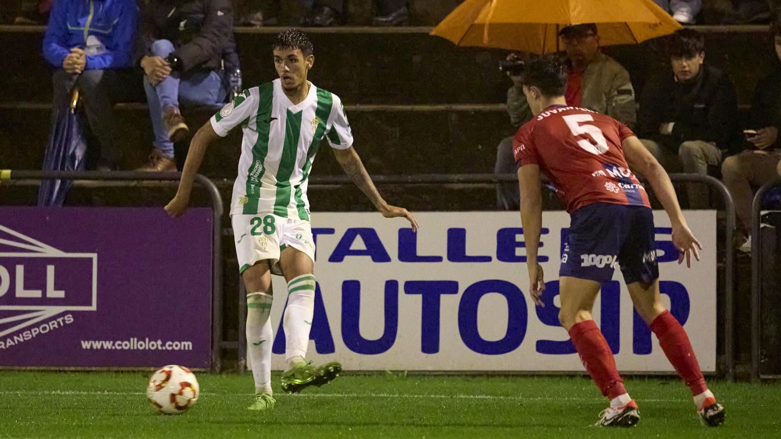 Álex López pasa el balón en el Olot - Córdoba CF de la Copa del Rey. Álex López pasa el balón en el Olot - Córdoba CF de la Copa del Rey.