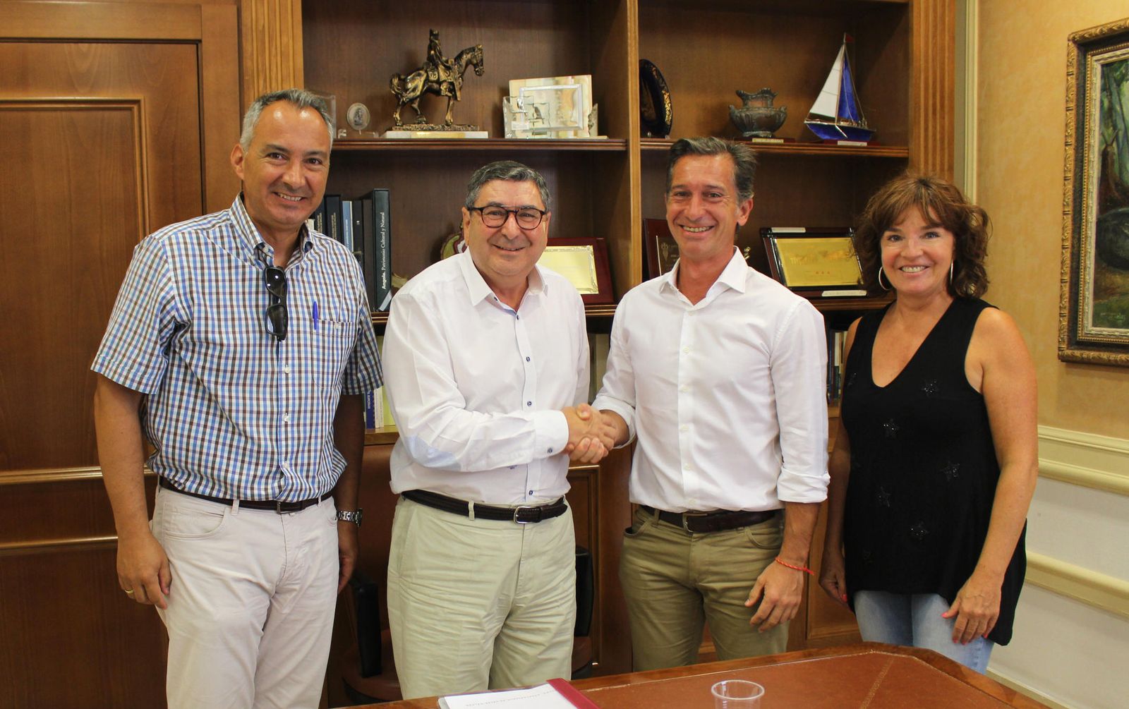 Firma del convenio en el Ayuntamiento de Vélez-Málaga.