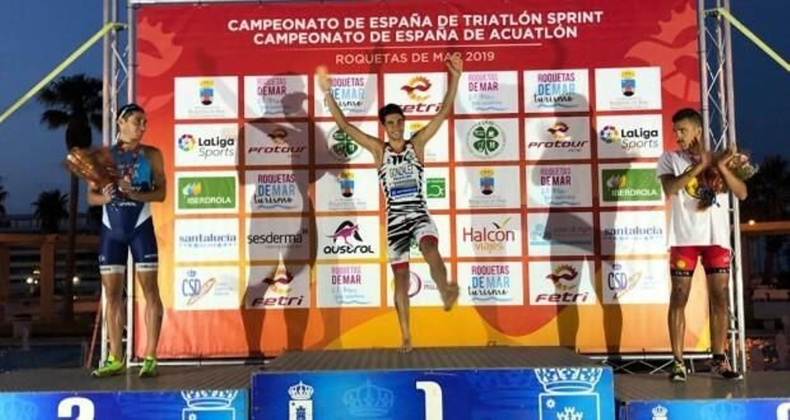 Alberto González, en el podio tras ganar la competición. Alberto González, en el podio tras ganar la competición.