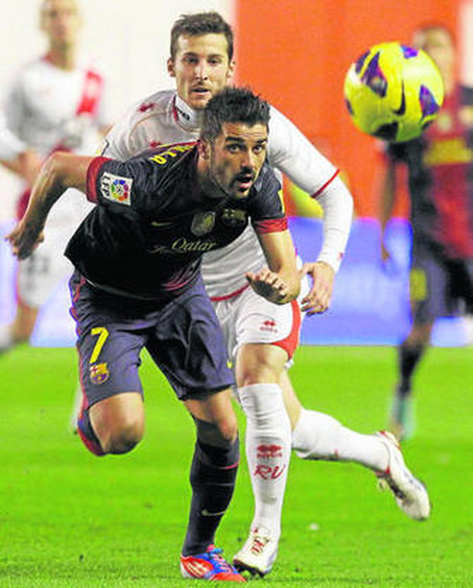 Villa, que abrió el marcador, persigue el balón ante Tito.