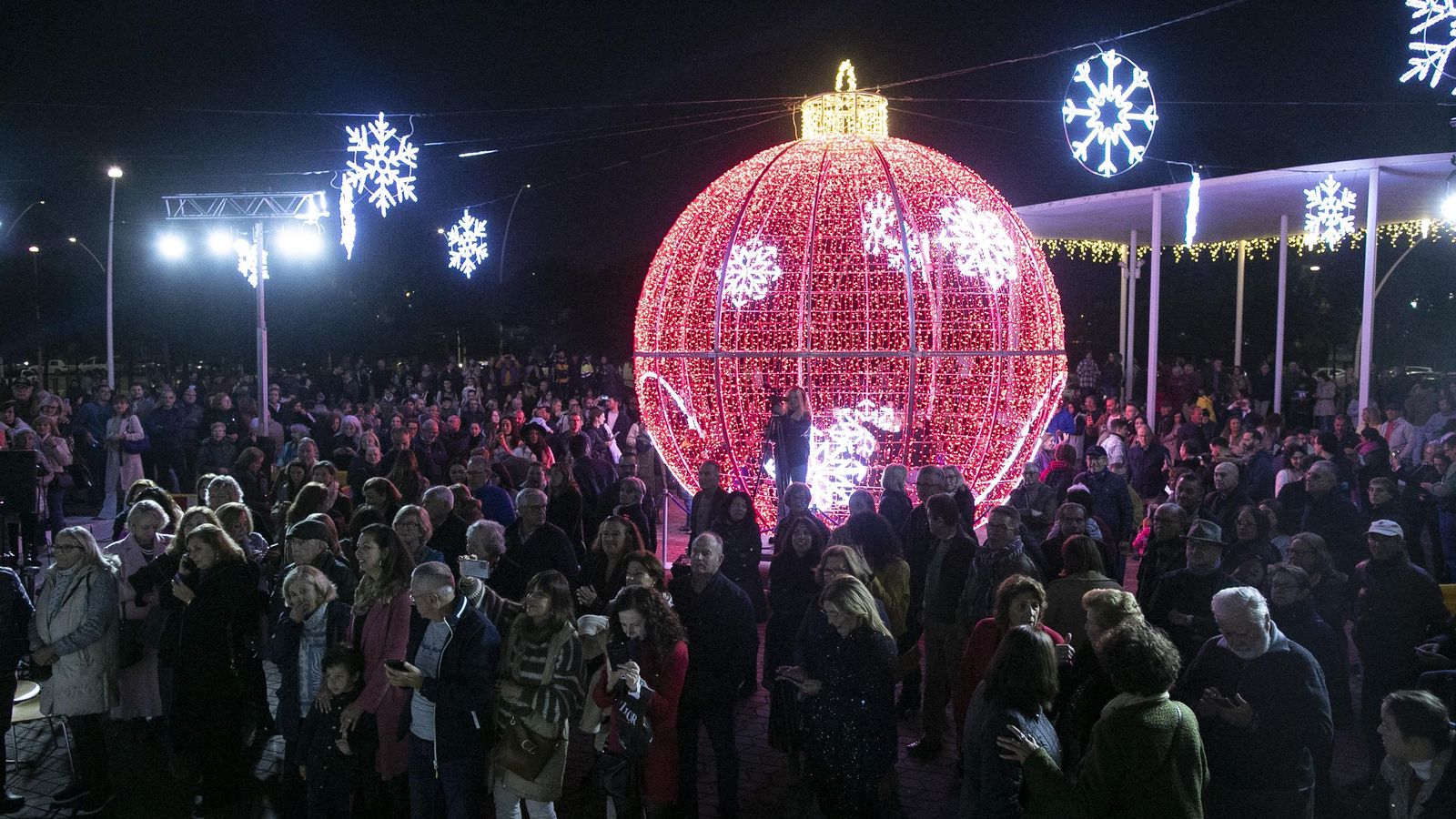 Cientos de personas acuden al encendido del alumbrado.