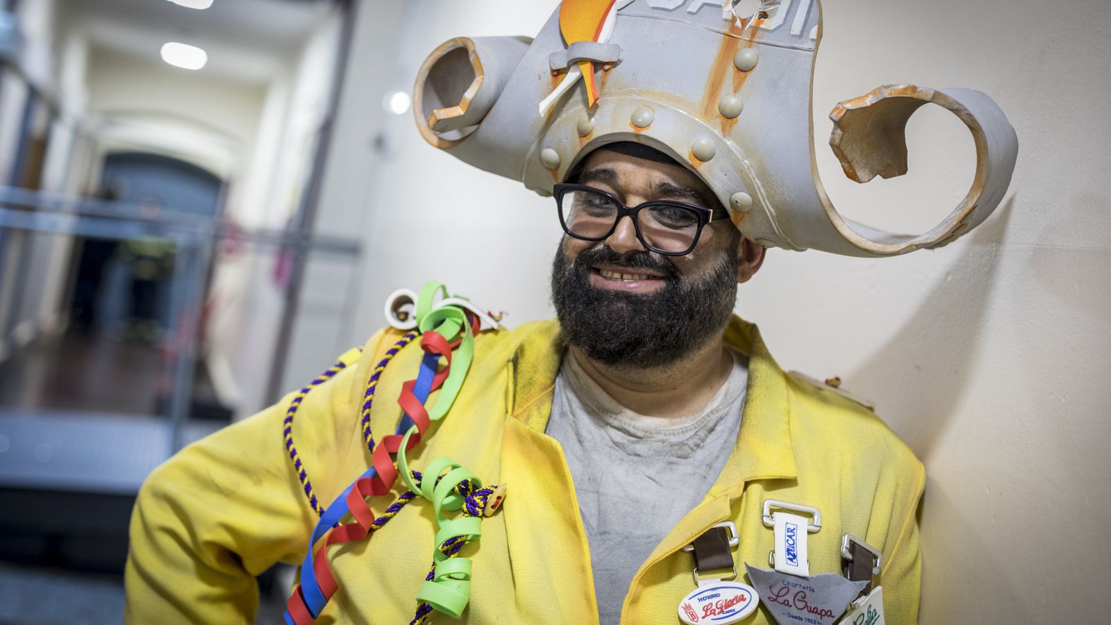 'El Canijo' en los camerinos del Falla con el tipo del coro 'El batallitas'.