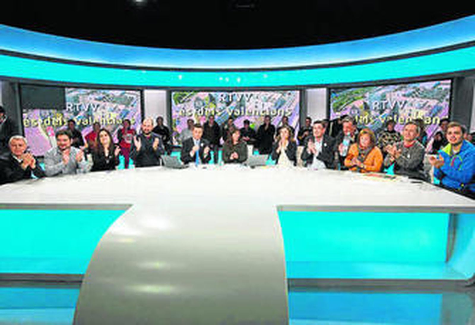 Trabajadores de RTVV e invitados en el día del cierre de Canal Nou.