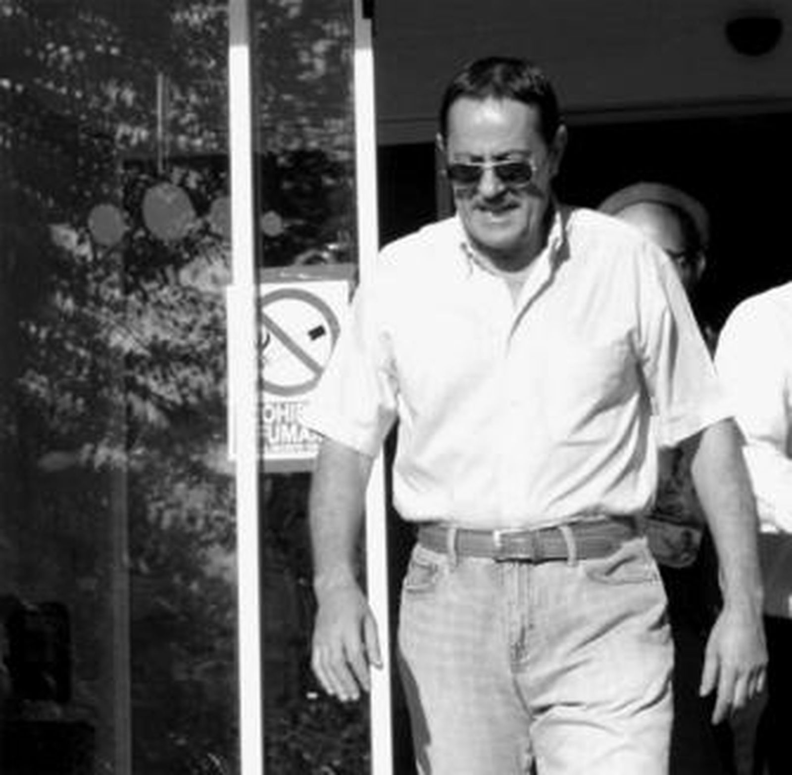 Julián Muñoz, ayer, en el momento de abandonar la cárcel de Alhaurín de la Torre.