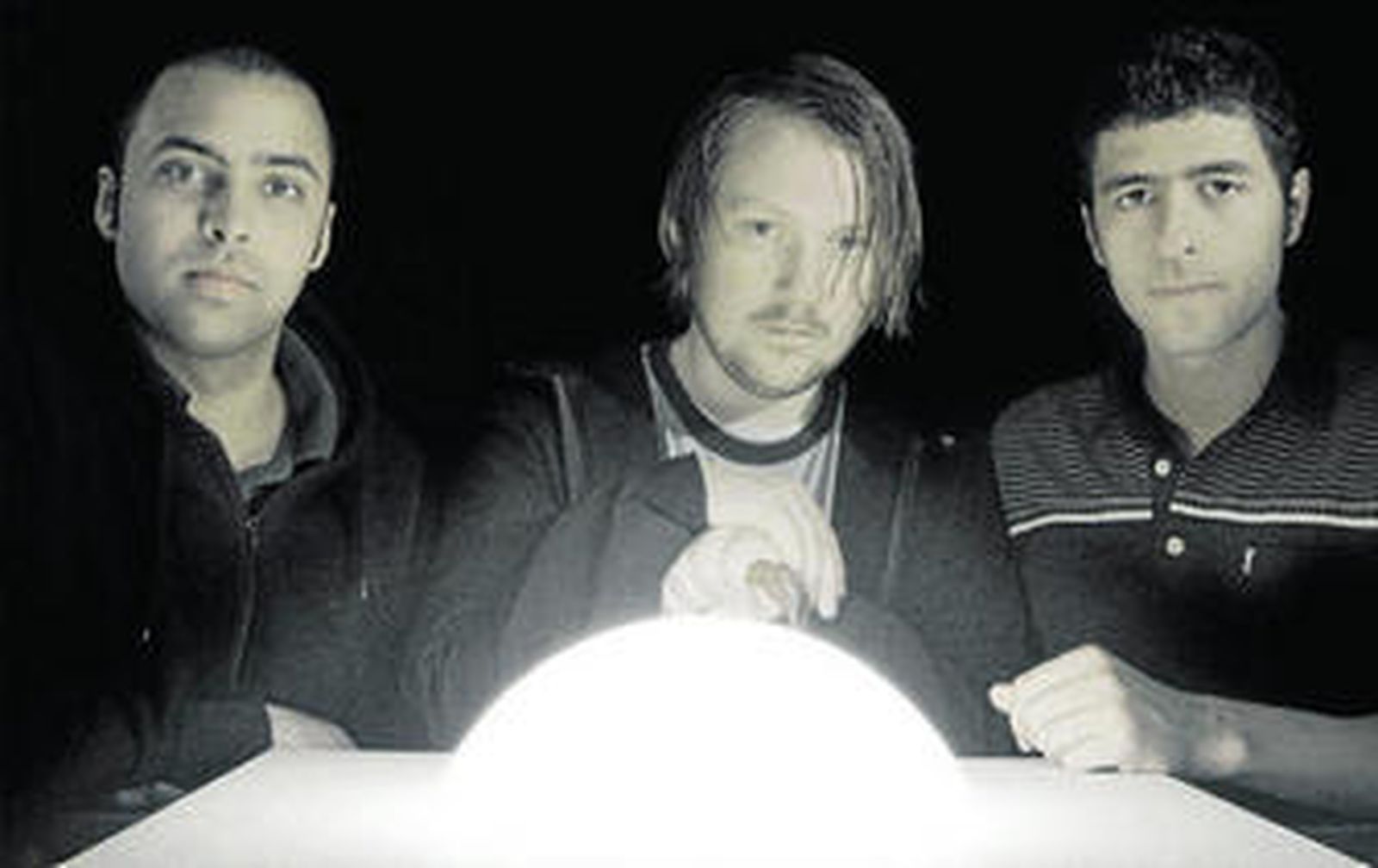 José González, primero por la derecha, junto con Elias Araya y Tobias Winterkorn.