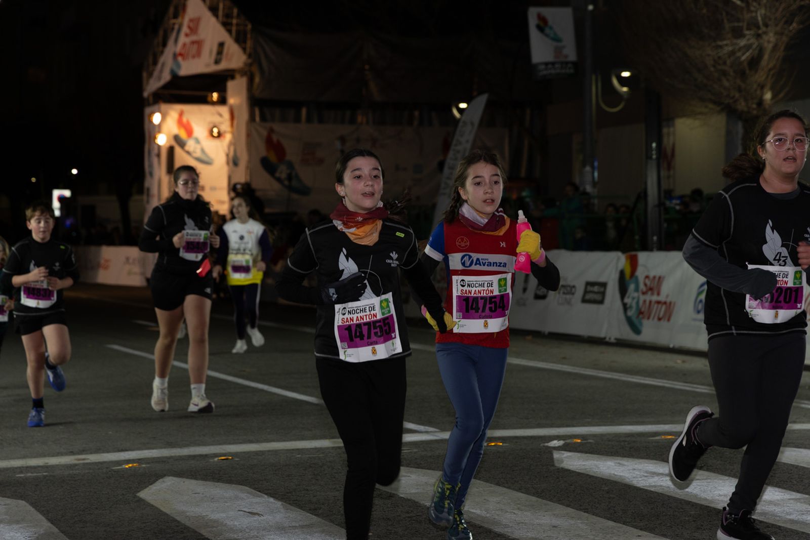 En imágenes: 2.000 atletas brillan con luz propia en la infantil de la Carrera de San Antón 2026