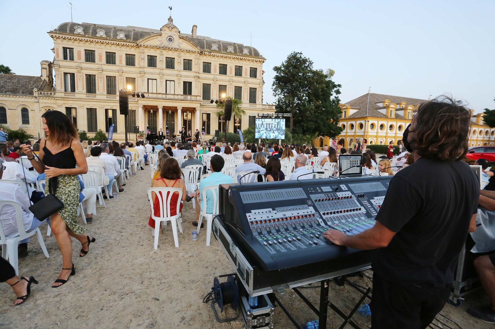 Concierto de A Dos Velas en la Real Escuela del Arte Ecuestre